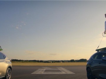Dw&oacute;jka tenisist&oacute;w odjechała na dachu Lexusa